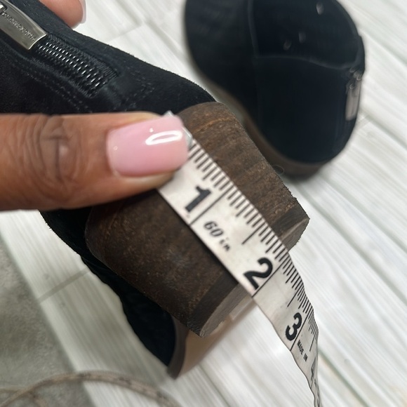 Vince Camuto Black Shoes Perforated Upper Leather Zip Ankle Booties Suede Size 6 - Picture 11 of 11